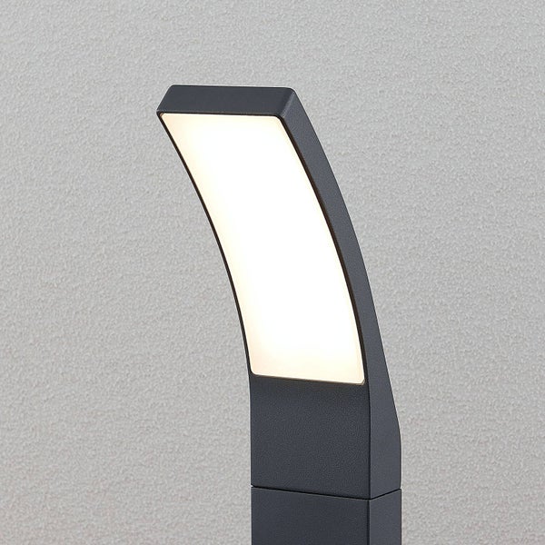 Moderne LED-Außenleuchte in Anthrazit mit gebogenem Design und leuchtendem Paneel.