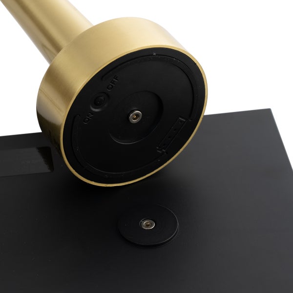 Detailansicht eines Lampensockels mit Ein-Aus-Schalter und Ladekontakt neben der Ladestation.