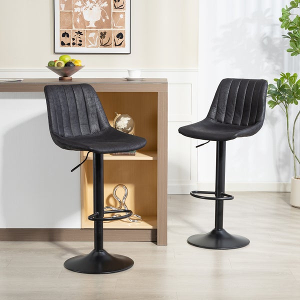 Zwei höhenverstellbare Barhocker mit gepolsterter Sitzfläche, Steppnähten, schwarzem Metallfuß und Fußstütze in einem modernen hellen Wohnraum.