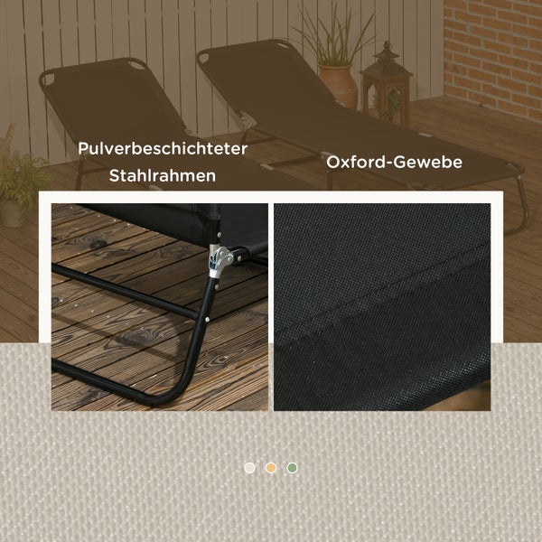 Blaue Gartenliege mit Kopfkissen und schwarzem Metallrahmen auf einer Terrasse mit Beistelltisch und Strohhut vor einer grauen Holzwand.