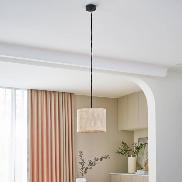 Hängeleuchte mit zylindrischem Schirm aus Wiener Geflecht in einem hellen, modern eingerichteten Wohnraum.