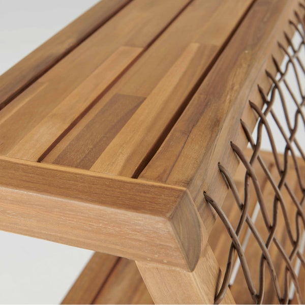 Nahaufnahme eines Holzmöbels mit einer Tischplatte aus Holzlamellen und einem seitlichen Kunststoffgeflecht.