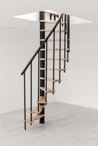 Detailansicht einer Wendeltreppe mit Holzstufen und schwarzem Geländer.