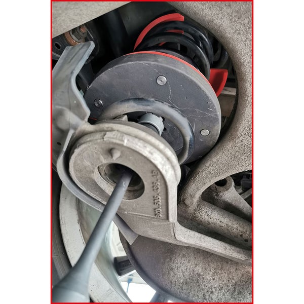 Spannfeder mit Federspanner im Einsatz im Motorraum