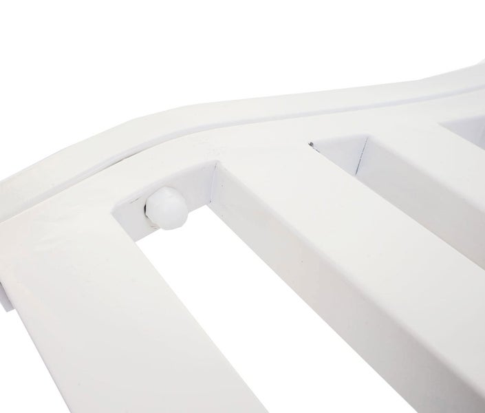 Detailansicht einer weißen Heizkörperverkleidung mit Lamellen und einem Distanzhalter.