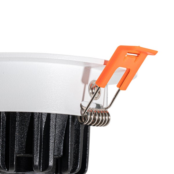 Nahaufnahme der Befestigungsfeder eines Einbaustrahlers mit schwarzem Kühlkörper und orangefarbenem Hebel.