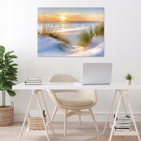 Wandbild mit Strandlandschaft bei Sonnenuntergang über dem Schreibtisch in einem modernen Arbeitszimmer mit Zimmerpflanze und Laptop.
