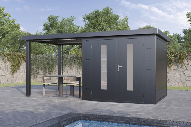 Modernes Gartenhaus aus Metall mit seitlichem Schleppdach, Doppeltür mit Lichtausschnitten und Sitzgruppe auf einer Holzterrasse am Pool.