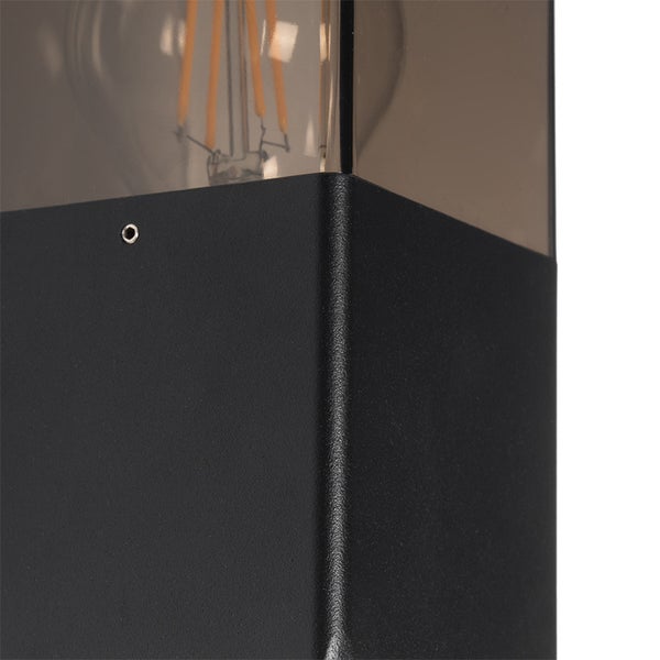 Detailansicht einer Außenleuchte mit schwarzem Metallgehäuse und rauchfarbenem Glas sowie sichtbarem LED-Filament-Leuchtmittel.