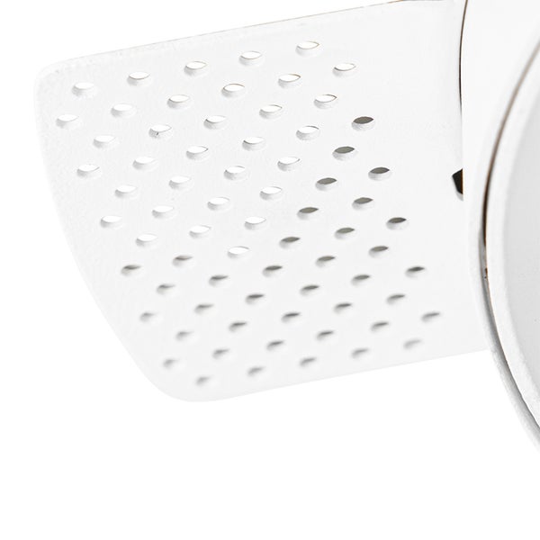 Nahaufnahme eines weißen gelochten Metallschirms für einen Strahler.