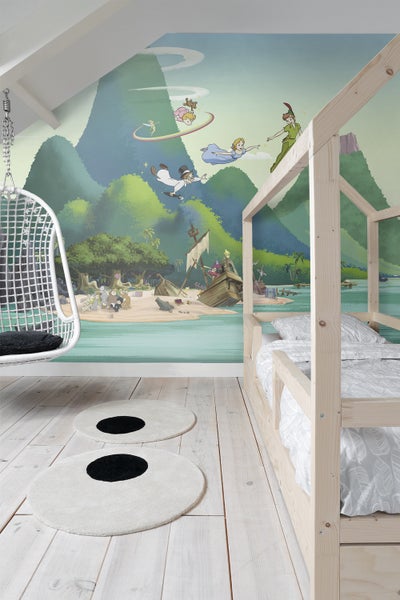 Kinderzimmer mit Wandbild, Hängekorbsessel und Holzbett