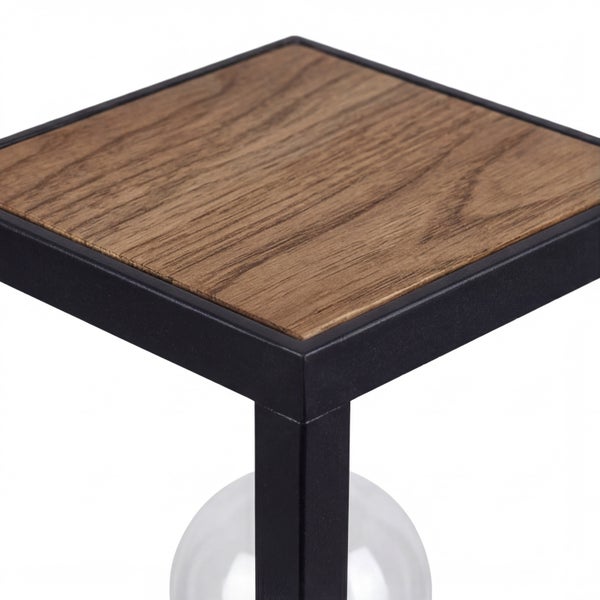 Detailansicht eines quadratischen Beistelltischs mit einer Holzplatte in einem schwarzen Metallrahmen.