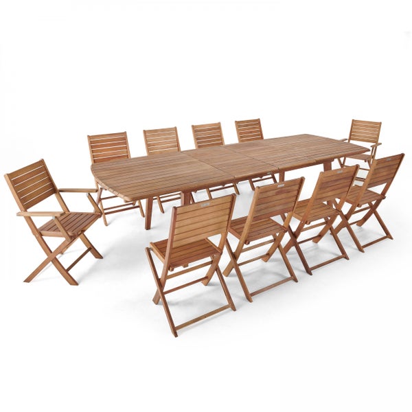 Gartenmöbel-Set aus Holz mit ausziehbarem Gartentisch und zehn Klappstühlen.