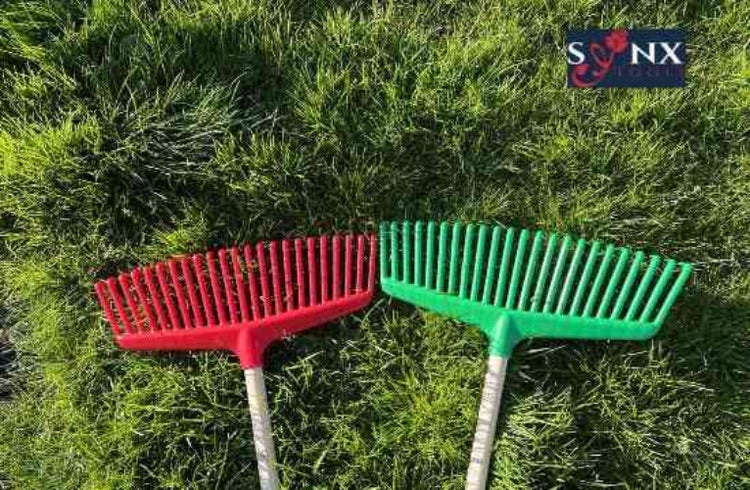 Zwei Gartenrechen mit Holzgriff auf Rasen. Sonx Tools Logo.