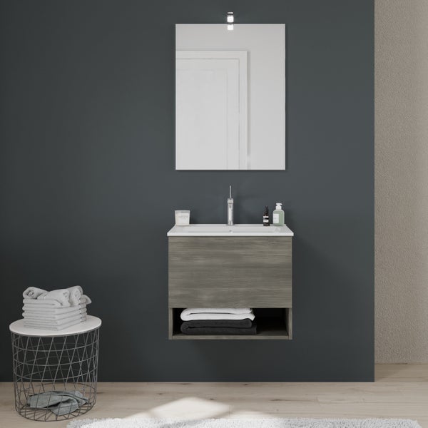 Modernes Badezimmer mit Waschtischunterschrank, Spiegel und Handtüchern