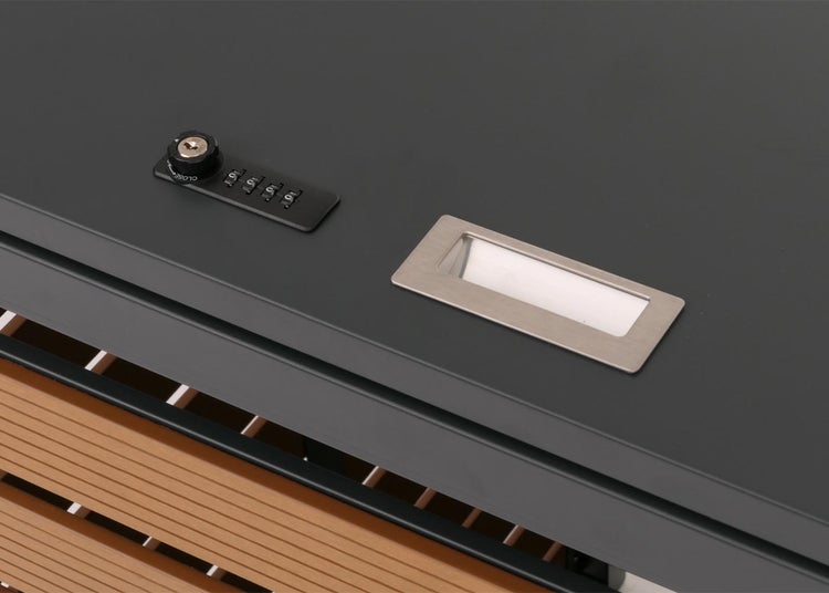 Detailansicht eines Gartenmöbelstücks mit Zahlenschloss und Griff