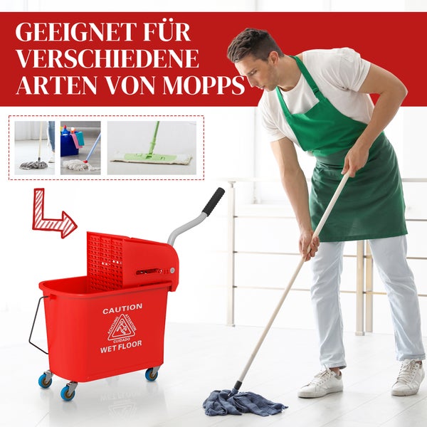 Ein Mann wischt mit einem Wischmopp den Boden, daneben steht ein fahrbarer Reinigungseimer mit Auswringvorrichtung für verschiedene Mopptypen.