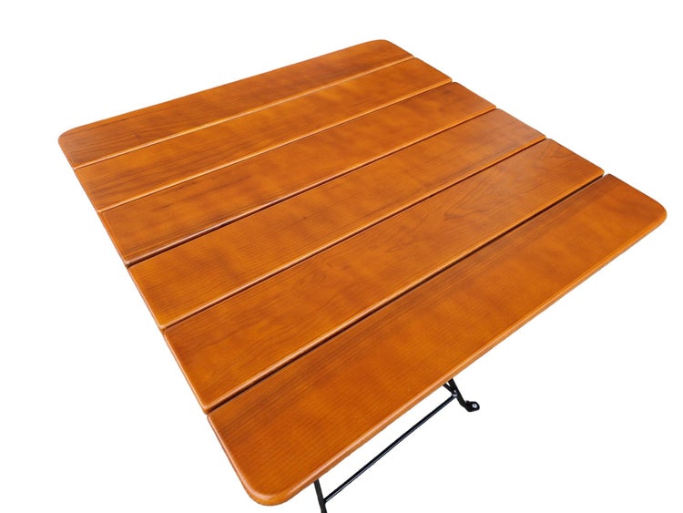 Klappbarer Gartentisch mit einer Tischplatte aus Holzlatten und einem Metallgestell.