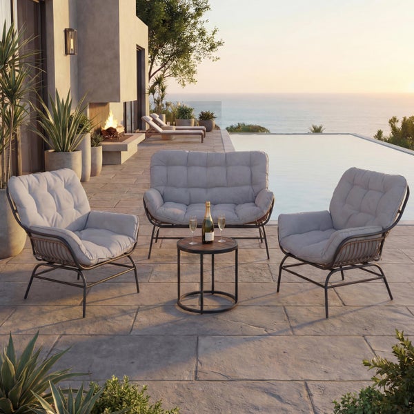 Modernes Gartenmöbel-Set bestehend aus zwei Sesseln, einem Sofa und einem Beistelltisch auf einer Terrasse mit Pool.