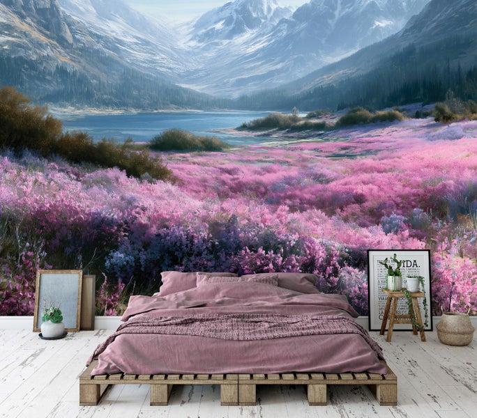 Vliestapete mit Bergsee und lila Blumenwiese als Fototapete hinter einem Palettenbett im Schlafzimmer mit Holzfußboden.