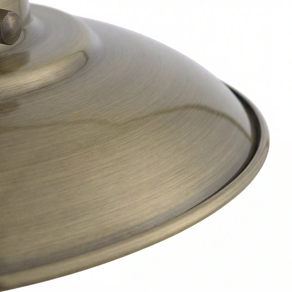 Detailaufnahme eines Lampenschirms aus Metall