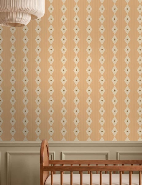 Ein Kinderzimmer mit Vliestapete mit Rautenmuster, einem Holzbett, einem Hasenstuhl und einem gestreiften Spielzeug in einem hellen Raum.