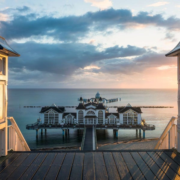 Seebrücke Sellin auf der Insel Rügen mit Blick von einer Holzterrasse