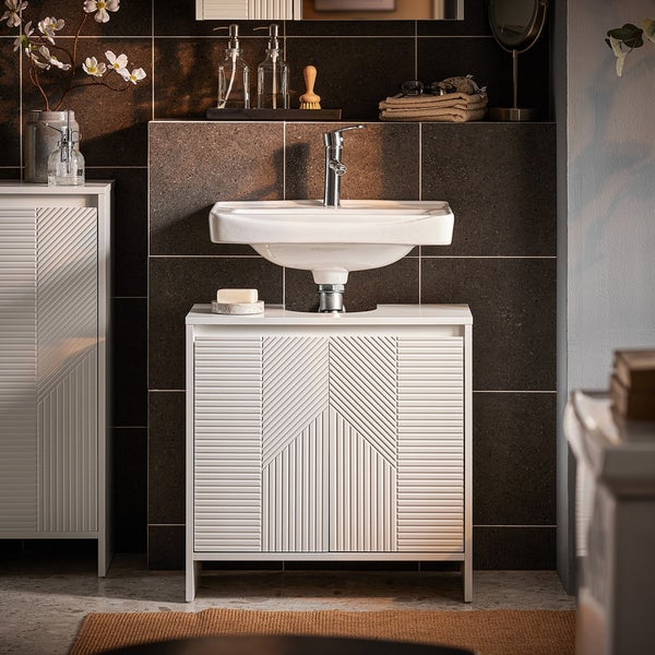 Badezimmer mit Waschbecken, Waschtischunterschrank und Hochschrank mit geriffeltem geometrischem Design