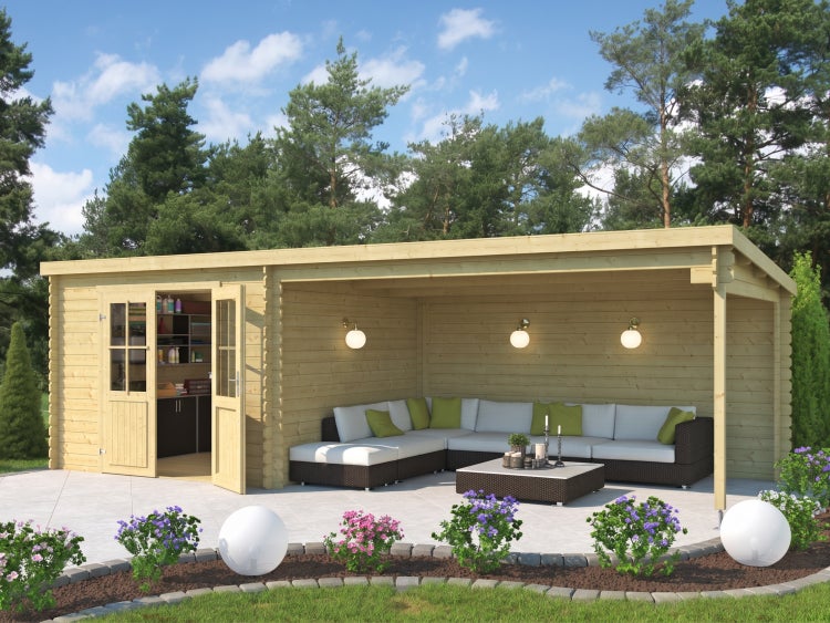 Gartenhaus aus hellem Holz mit Flachdach, unterteilt in einen Abstellraum mit Doppeltür und eine überdachte Terrasse mit Lounge-Set und Beleuchtung.