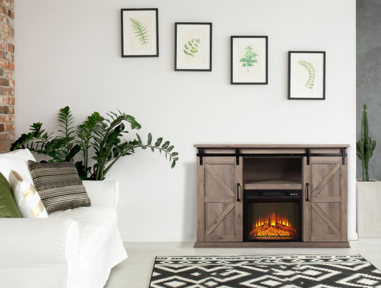 Wohnzimmer mit Kamin, Sofa, Teppich und Dekoration