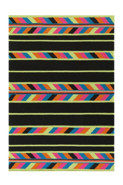 Rechteckiger Teppich mit schwarzen und bunten horizontalen Streifen sowie geometrischem Muster.