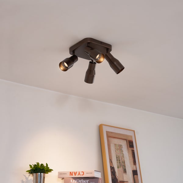 Deckenleuchte mit vier Strahlern im Wohnzimmer