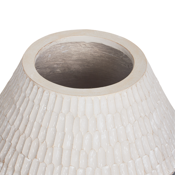 Detailansicht der Öffnung einer dekorativen Blumenvase aus Ton mit strukturierter Oberfläche