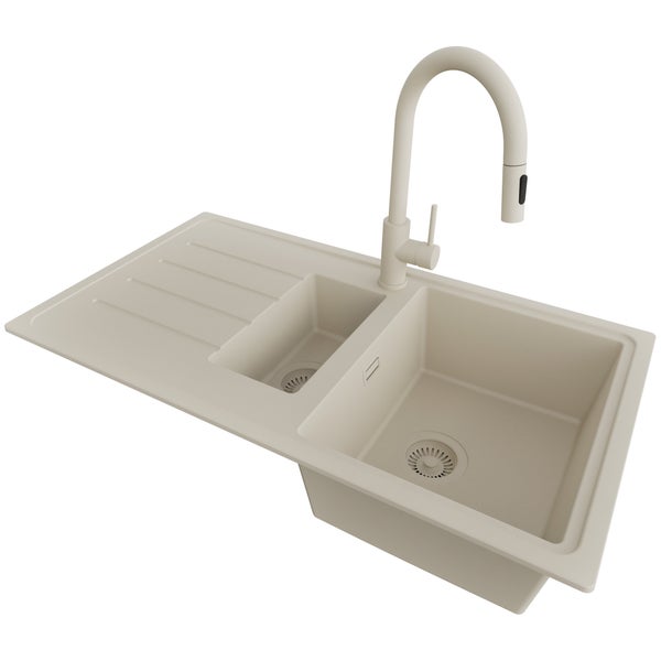 Spüle mit Abtropffläche und Wasserhahn