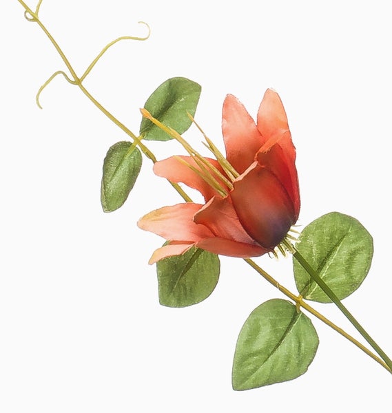 Künstlicher Blütenzweig mit einer orangefarbenen Blüte und grünen Blättern.