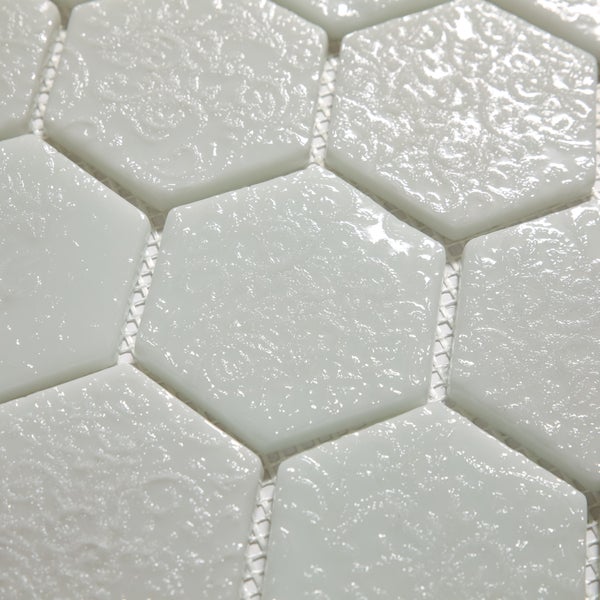 Korb mit roten und gelben Zwiebeln