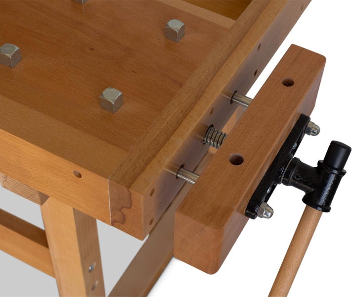 Detailansicht einer Holzwerkbank mit Schraubstock