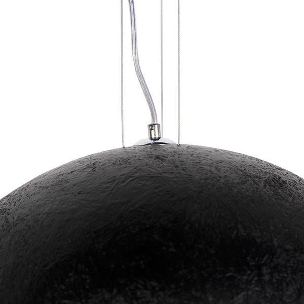 Nahaufnahme einer schwarzen Hängeleuchte mit texturierter Oberfläche