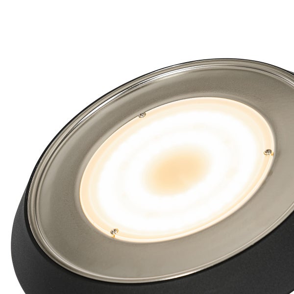 Nahaufnahme einer runden Außenleuchte mit hellem Licht