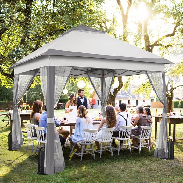 Szene mit Personen, die unter einem Pavillon im Freien sitzen