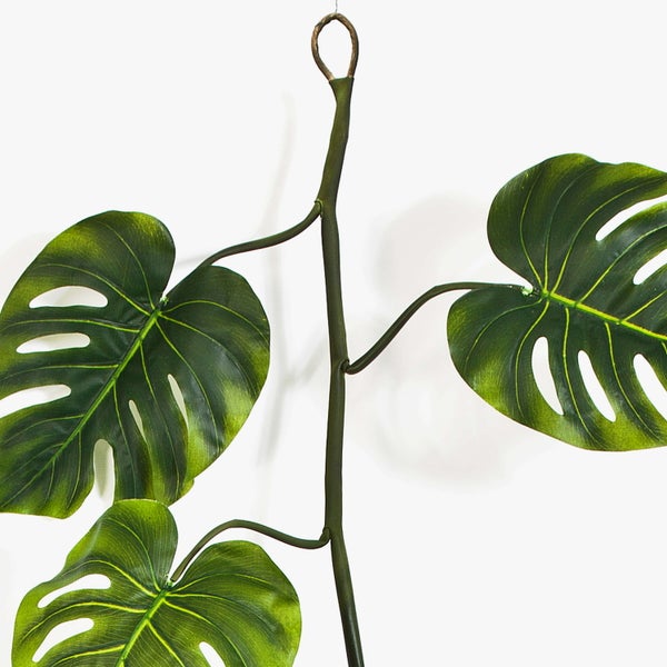 Künstliche Monstera Girlande in Grün mit großen geschlitzten Blättern und Aufhängeschlaufe für Innendekoration.