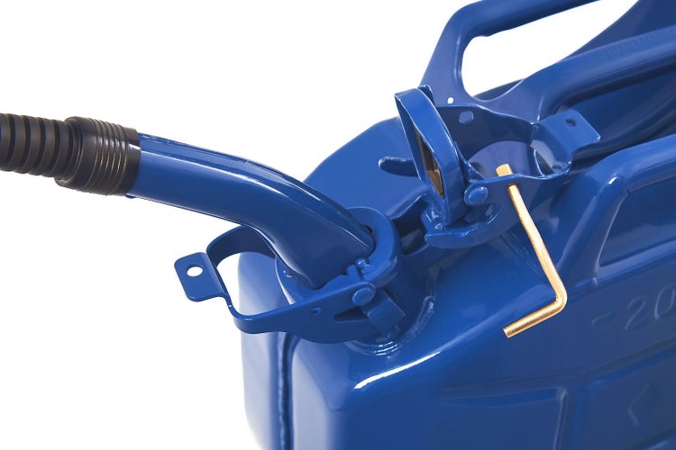Detailansicht von einem blauen Kraftstoffkanister mit Ausgießer