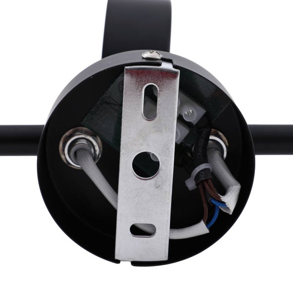 Detailaufnahme der Montageplatte einer Deckenleuchte mit elektrischen Anschlüssen.