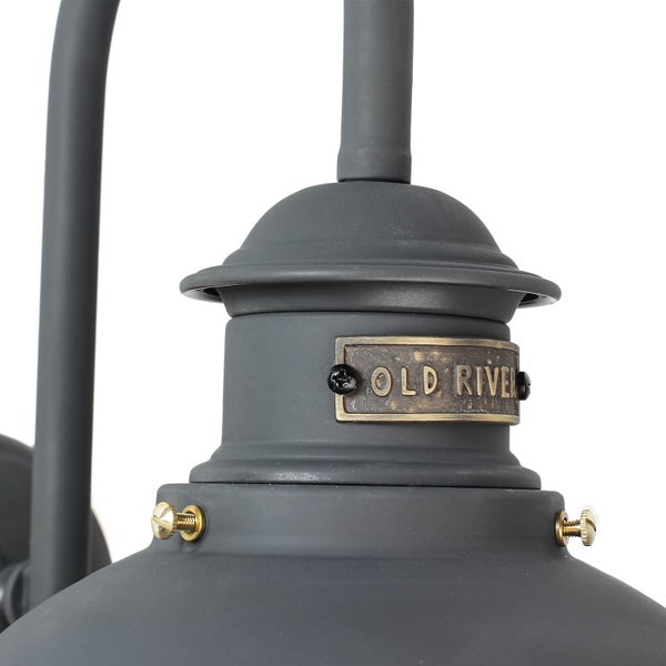 Nahaufnahme einer grauen Außenleuchte mit dem Schriftzug Old River.