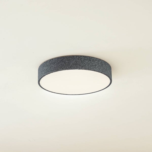Runde Deckenleuchte mit grauem Filzrand und weißem Diffusor.