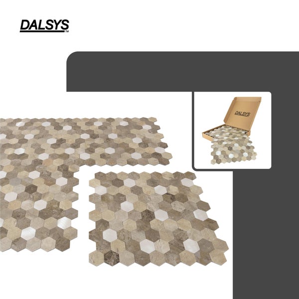 Dalsys Logo sowie Dalsys Mosaikfliesen in Sechseckform mit Natursteinoptik und Produktverpackung.