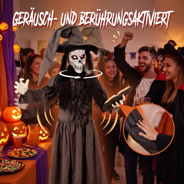 Animierte Hexenfigur für Halloween Dekoration, geräusch- und berührungsaktiviert, stehend in einem Raum mit feiernden Gästen und Kürbissen.