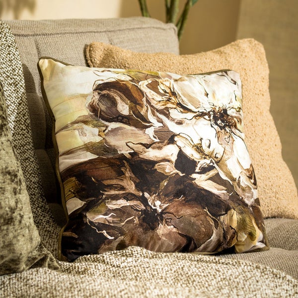 Dekokissen mit floralem Muster auf einem Sofa