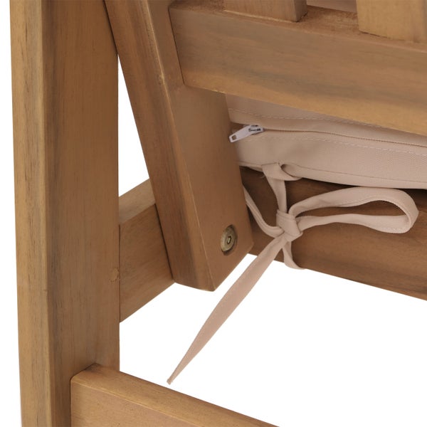 Detailaufnahme eines Holzgartenstuhls mit Sitzkissenbefestigung