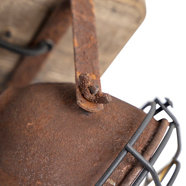 Detailansicht einer Deckenleuchte im Industriedesign mit Metallelementen und Schutzgitter